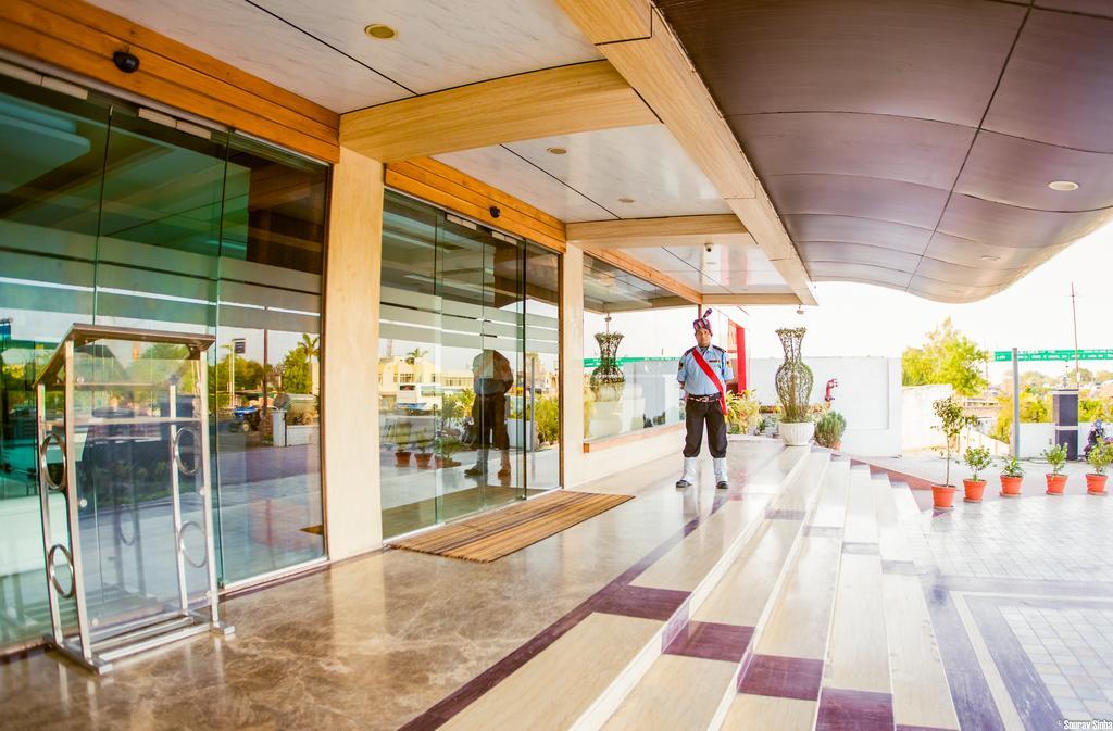 Hotel Papaya Tree Indore